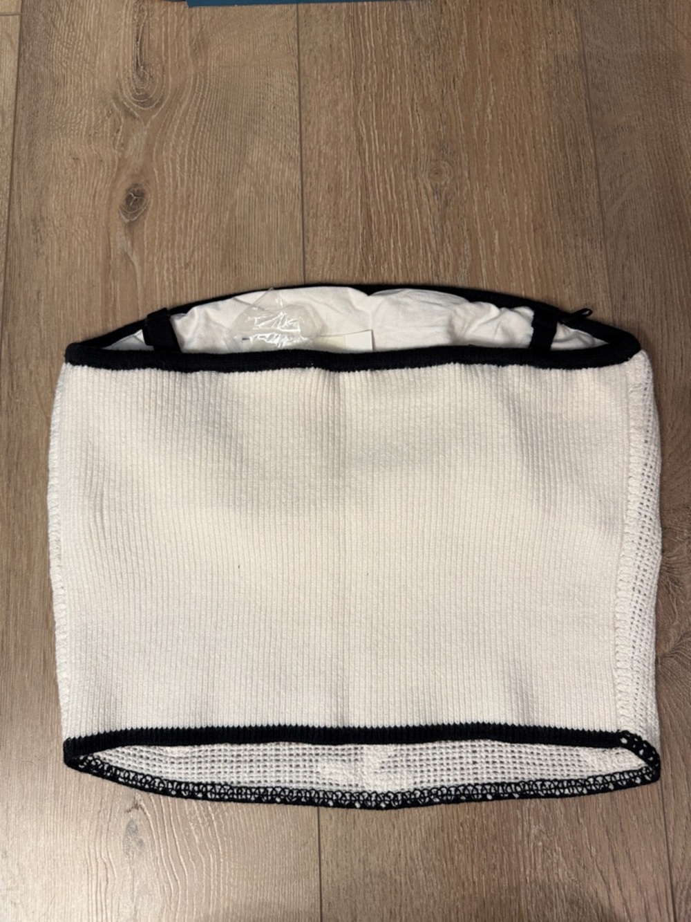 Abercrombie & Fitch White Top with Black Trim Detail - Picture 4 of 6